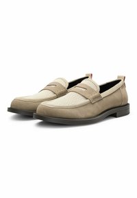 Beige Wildleder Slipper mit einem atmungsaktiven Mesh-Obermaterial, ausgestattet mit einem Paneeldesign und einer strukturierten Sohle. Roter Akzent an der Ferse, zum Hineinschlüpfen.