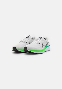 Nike Performance Chaussures de running sur route - white
