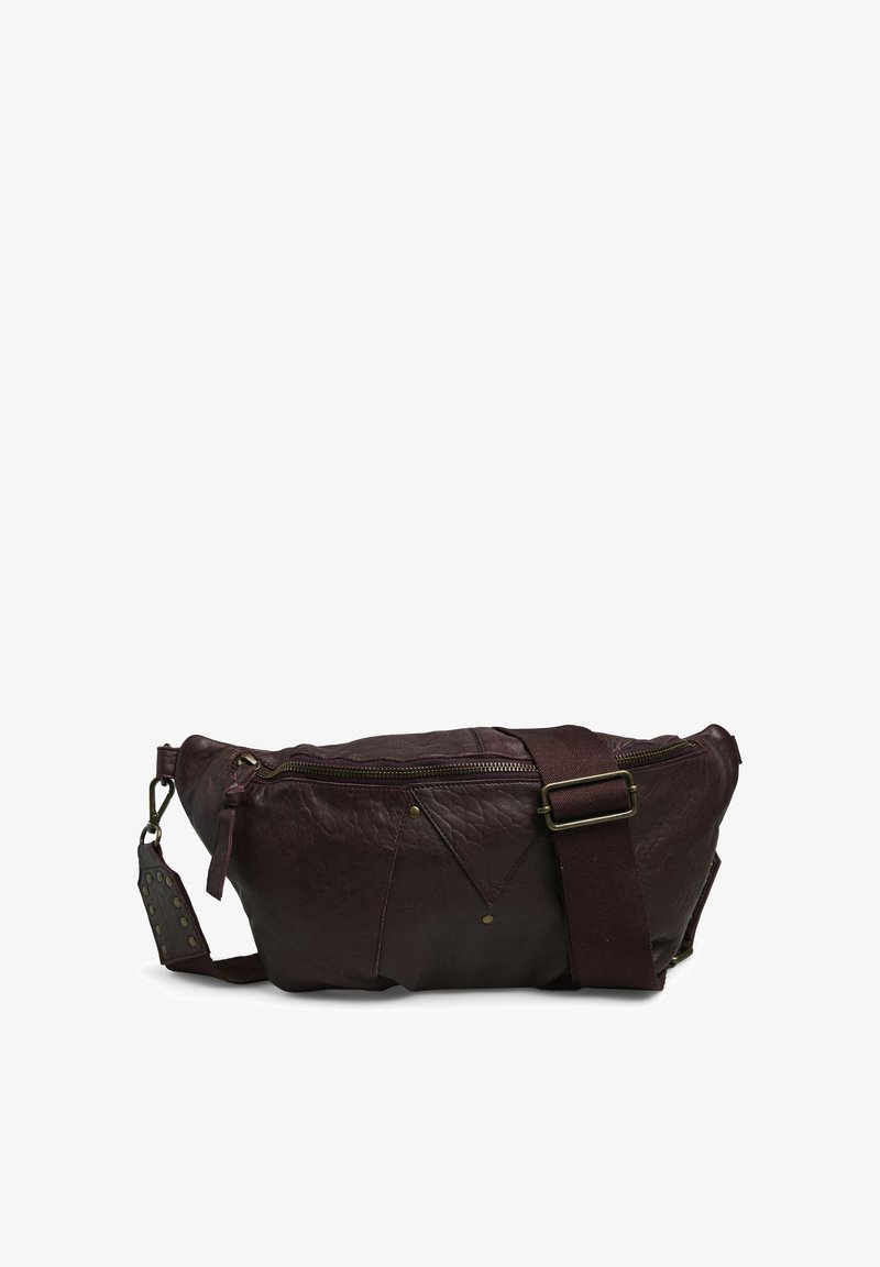 Sac banane en cuir bordeaux avec une finition texturée, dotée d'une fermeture éclair supérieure, d'accents de design triangulaire et d'une sangle ajustable robuste.