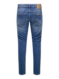 Jean en denim bleu vu de dos avec deux poches arrière et un patch de marque marron clair sur la ceinture.