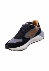 Sneaker nera e grigia con tomaia in suede e mesh, presenta un accento del logo marrone, chiusura con lacci e una suola intermedia bianca spessa con suola testurizzata.