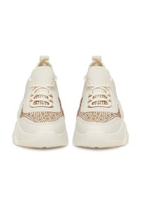 Kremowe sneakersy mają górną część z gładkiej skóry z teksturowanym, błyszczącym akcentem w kolorze złotym. Sznurowana konstrukcja, wyściełany kołnierz oraz pętelka z tyłu.