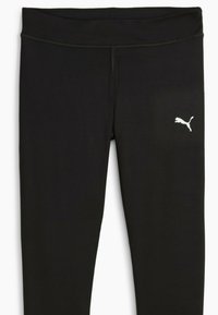 Juodos sportinės kelnės, pagamintos iš tamprios medžiagos, su lygiu paviršiumi, su balta Puma logotipu kairėje pusėje.