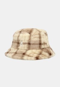 Cappello a secchiello realizzato in materiale simile alla pelliccia, con motivo a quadri marrone chiaro e crema. Texture morbida con una tesa leggermente larga.