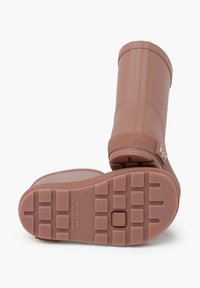 Bottes de pluie en caoutchouc roses avec une semelle texturée et un tige lisse. Détails du logo sur le côté. Design léger et durable.