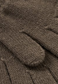 Gants en laine marron tricotés avec un motif texturé, comportant des compartiments pour les doigts et une apparence douce et chaleureuse.