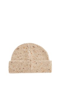 Bēšas adītas vilnas cepure ar ribotu tekstūru un smalku brūnu un oranžu plankumu rakstu. Salocīts maliņas dizains.