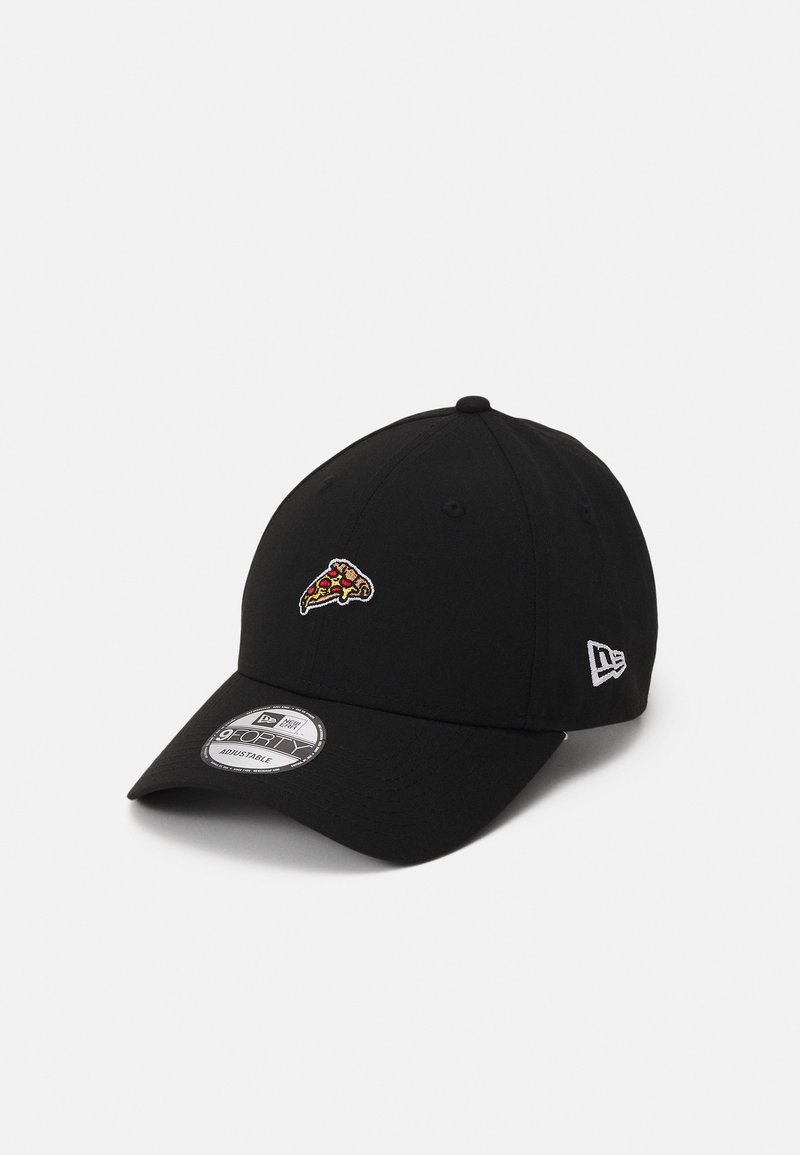 Casquette de baseball noire ajustable avec une petite tranche de pizza brodée à l'avant et un logo blanc sur le côté.