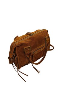 Sac en suède marron avec un dessus zippé, deux poignées et des sangles de shoulder détachables. Présente des accents en laiton et une poche zippée à l'avant.