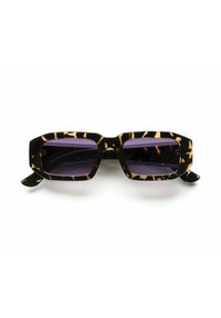 Zwarte en beige schildpad zonnebril met een dikke, hoekige montuur en paars-getinte glazen. Kenmerkt zich door rechte glazen met een lichte kromming.