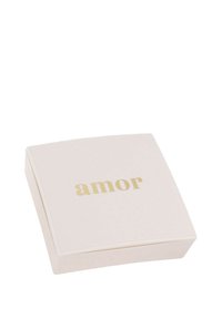 Liten, fyrkantig, ljusrosa låda med ordet "amor" i guld centrerat på locket mot en vit bakgrund.