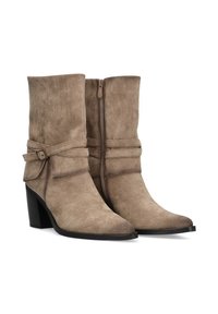 Botines de ante color marrón claro de altura media con puntera puntiaguda, cremallera lateral, correa decorativa con hebilla y tacones gruesos negros.