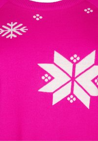 Maglione rosa con motivi di fiocchi di neve bianchi, con colletto a coste e una texture liscia e lavorata a maglia. I fiocchi di neve variano in dimensioni e dettagli.