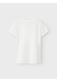 Balta trumpa rankovė t-shirt, pagaminta iš minkštos medžiagos, turi apvalų iškirpimą ir tiesų apatinį kraštą. Nugarinė dalis rodo švarų, paprastą dizainą.