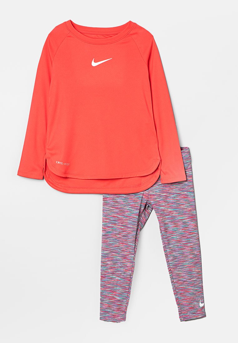 Nike Dri-FIT Langarmshirt in hellkoralle mit abgerundetem Saum und weißem Logo; leggings mit buntem Muster, eng anliegendem Design und Logo.