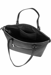 Czarna skórzana torba na ramię z zamkiem błyskawicznym, teksturowanym wykończeniem, dwoma paskami na ramię i jedną wewnętrzną kieszenią. Wnętrze wyłożone jest tkaniną.