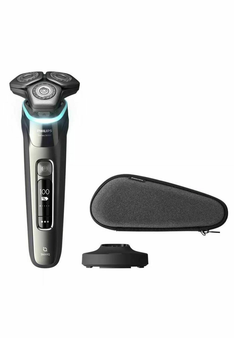 Philips Series 9000 elektrische scheerapparaat, slank zwart met zilveren accenten, drie ronde koppen, LED-display, met een grijze reistas en oplaadstation.