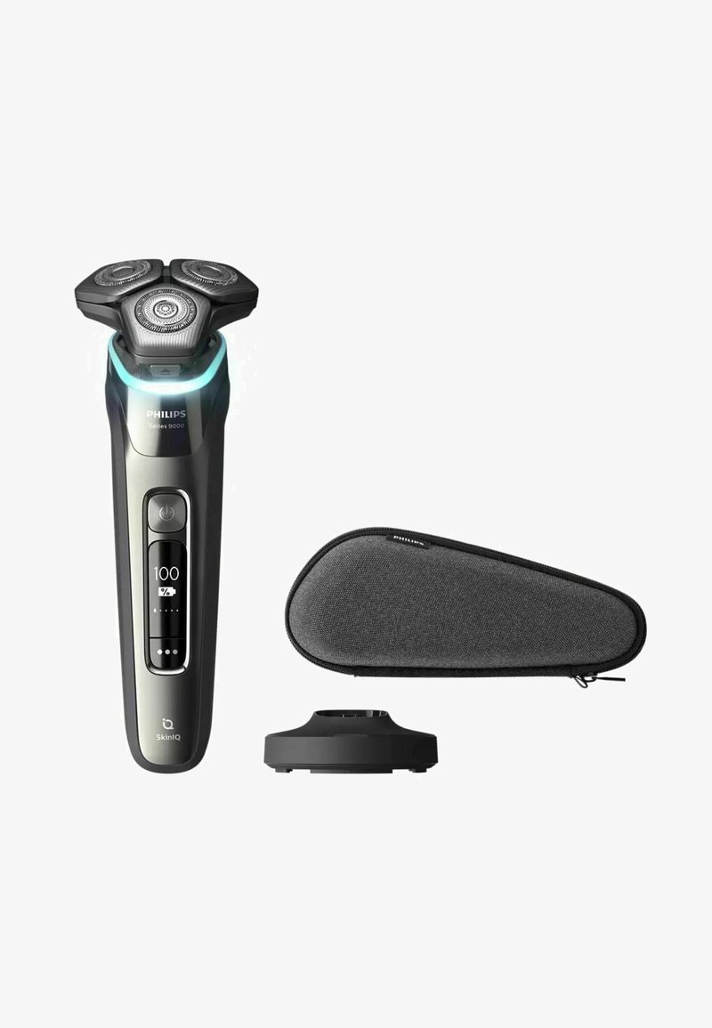 Philips Series 9000 elektrische scheerapparaat, slank zwart met zilveren accenten, drie ronde koppen, LED-display, met een grijze reistas en oplaadstation.