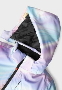 Ūdensizturīga jaka ar pasteļtoņu gradienta rakstu, kas apvieno rozā, zilu un violetu krāsu. Aprīkota ar melnu iekšpusi un priekšpuses rāvējslēdzēju.