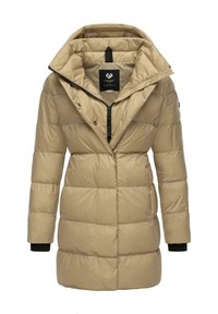 Padded béžový kabát s vysokým límcem, zipem a patentními knoflíky, prošívanou strukturou a pletenými manžetami; uvnitř je štítek s logem.
