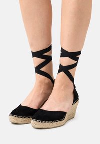 Selected Femme SLFMIA WEDGE  - Sapatos de salto alto com atacadores - black