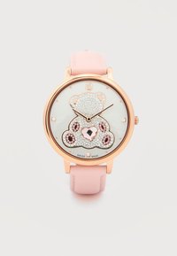 Στρογγυλό χρυσό ρολόι με ροζ δερμάτινο λουράκι, με κρυσταλλωμένο αρκουδάκι και καρδιά στο καντράν, με την ένδειξη Swiss made.