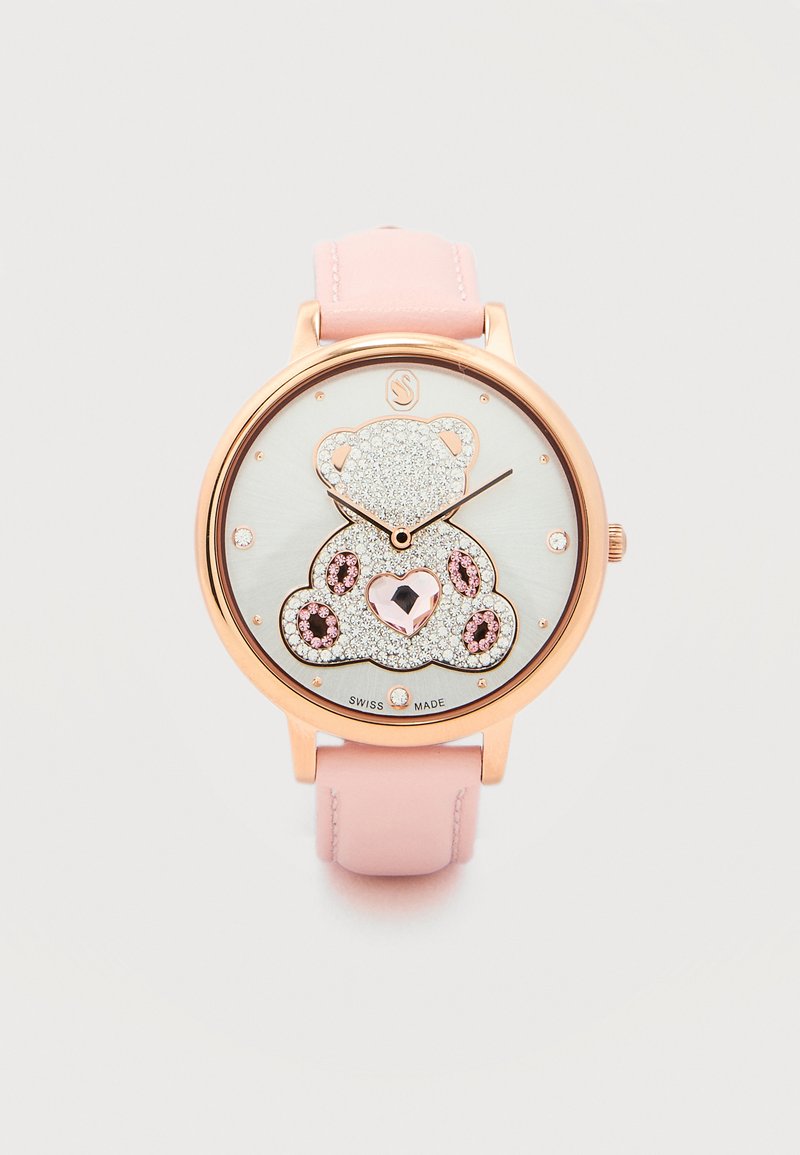 Στρογγυλό χρυσό ρολόι με ροζ δερμάτινο λουράκι, με κρυσταλλωμένο αρκουδάκι και καρδιά στο καντράν, με την ένδειξη Swiss made.