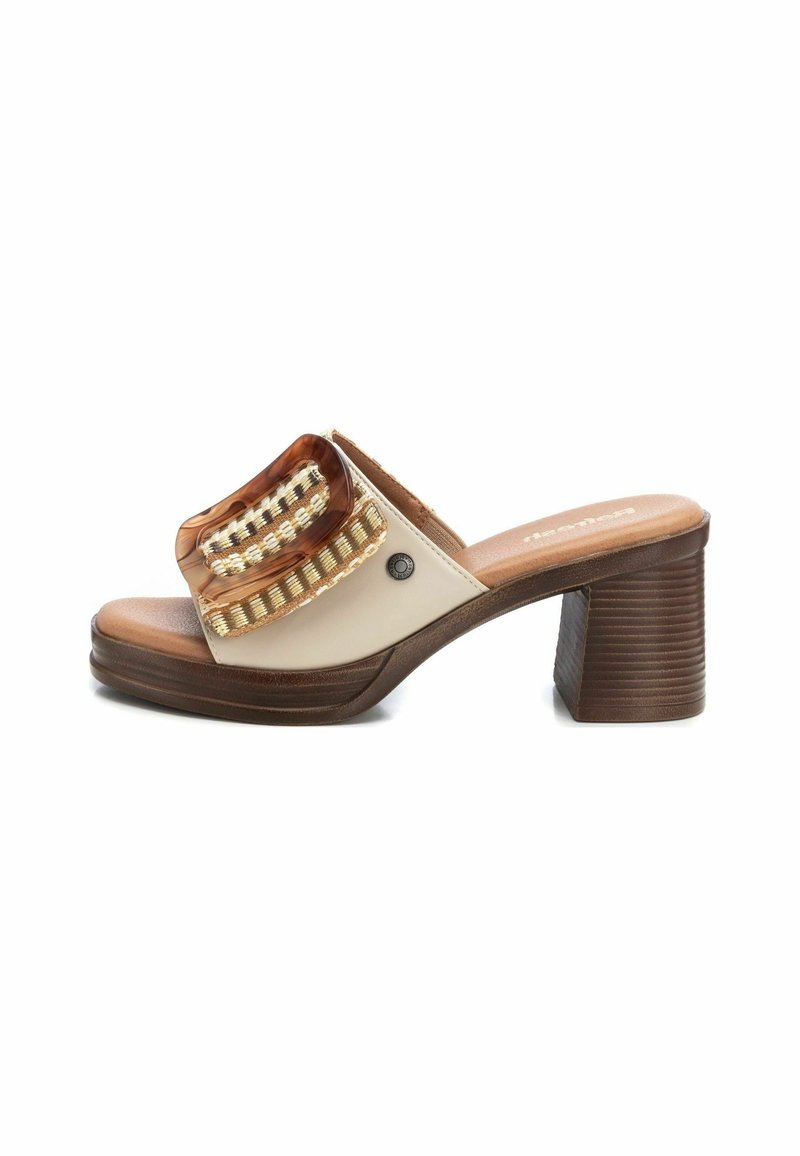 Sandal con tacco aperto in punta, caratterizzata da una base beige, una fascia accento marrone lucido con dettagli dorati e un tacco quadrato marrone texturizzato.