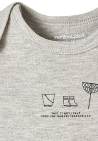 Graues Baumwoll-T-Shirt mit Rundhalsausschnitt, detaillierten Nähten und drei schwarz bedruckten Symbolen mit Text darunter.