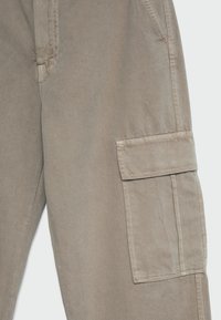 Beige cargobroeken van een katoenen blend, met zijzakken en zichtbare stiksels, in een relaxte pasvorm en met een gladde textuur.