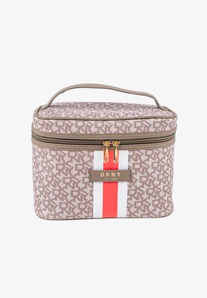 Bolsa de cosméticos marrón con patrón, cremallera dorada, asa corta y detalle de rayas rojas y blancas. Cuenta con una etiqueta con el logo de DKNY en el frente.