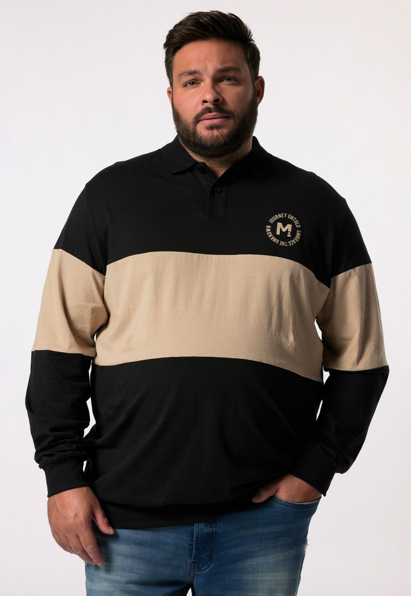 Černé a béžové polo triko s dlouhým rukávem a límečkem, s horizontálním barevným blokováním a kulatým logem na hrudi.