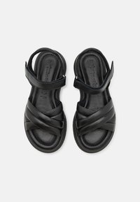 Zwarte sandalen met een kruisbandontwerp, gemaakt van soepel leer. Ze hebben een verstelbare enkelriem en een gevoerde zool.