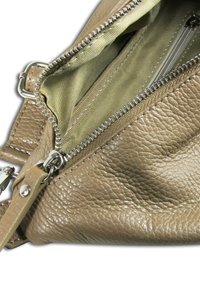 Tan leren tas met een gestructureerd oppervlak, voorzien van een ritssluiting en een met stof gevoerde binnenkant met een extra ritssluitingvak.