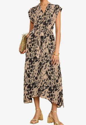 Maxi-jurk in beige met zwarte dierenprint, korte mouwen, V-hals, tailleband en een vloeiende silhouet, gecombineerd met een gouden ananasclutch.