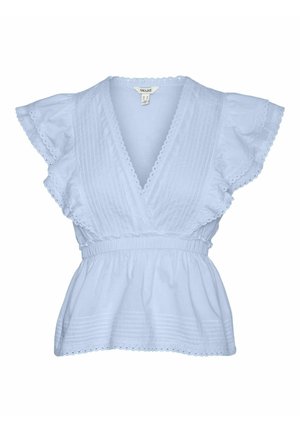 Svijetloplava bluzica s kratkim volan rukavima, V-izrezom i podesivim elastičnim strukom; sadrži vertikalne pruge i čipkasti detalj.