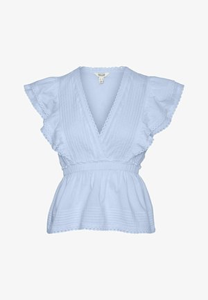 Svijetloplava bluzica s kratkim volan rukavima, V-izrezom i podesivim elastičnim strukom; sadrži vertikalne pruge i čipkasti detalj.