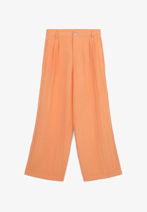 Pantaloni a gamba larga realizzati in un tessuto leggero di un morbido arancione. Presentano pince frontali e una chiusura con bottone in argento in vita.