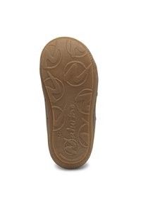 Suola di scarpa in gomma marrone con superficie texturizzata; presenta modelli di logo circolare in rilievo e un'etichetta con il numero "21" sul lato.