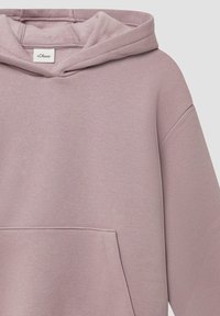Jasnofioletowa bluza z kapturem z kieszenią kangurzą, wykonana z miękkiego materiału, o luźnym kroju i surowych krawędziach na dole i przy mankietach.
