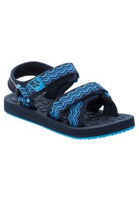 Blå och svarta sandaler med chevronmönstrade remmar, justerbar stängning, mjukt fotbädd och texturerad gummisula för grepp.