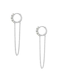 Sudraba stīpas auskari ar ķēdes pili, akcentēti ar taisnstūra skaidriem akmeņiem. Gluds metāla pārklājums ar pulētu tekstūru.