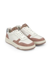 Sneaker bianche in pelle con dettagli in suede rosa e un colletto testurizzato e impreziosito. Include lacci e suola in gomma.