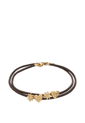 Podwójna ciemna skórzana bransoletka z pozłacanymi zawieszkami w kształcie kwiatka i serca, każda ozdobiona małymi przezroczystymi kryształkami oraz złotym zapięciem.