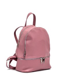 Sac à dos en cuir rose de forme arrondie, avec deux compartiments zippés, des bretelles ajustables et des accents en matériel argenté. Texture lisse.