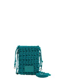 Borsa all'uncinetto color turchese con cordino regolabile, caratterizzata da una forma rettangolare e un motivo testurizzato. Include un cinturino da polso abbinato.