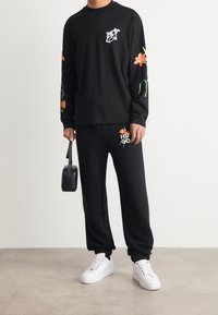 HUGO Langarmshirt - black