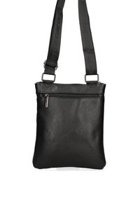 Borsa a tracolla in pelle nera con una tasca frontale con zip, texture liscia, tracolla regolabile e logo nero sulla tracolla.