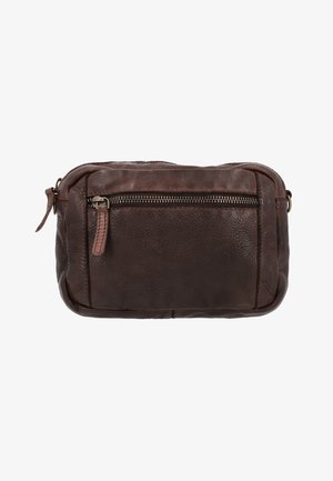 Sac croisé rectangulaire en cuir marron avec une texture, fermeture zippée en haut, et une poche zippée à l'avant. Orné d'un tirette en cuir marron.