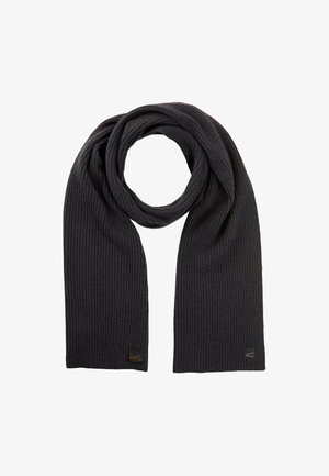 Mørkeblå ribbet strik scarf foldet i en løkke, med små rektangulære stofmærker i hver ende på en hvid baggrund.